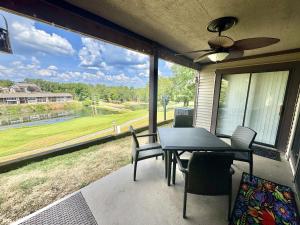 una veranda riparata con tavolo e sedie di Check's Cozy Condo a Branson