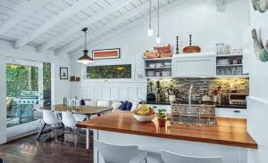 Una cocina con encimera y comedor. en Superb Three Bedroom Home in Santa Monica, en Los Ángeles