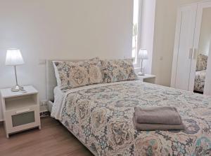 a bedroom with a bed and two lamps at Cozy suite with pool access in Punta Cana