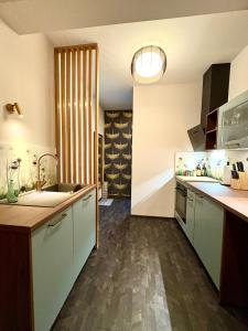 O bucătărie sau chicinetă la Deluxe Apartment mit Balkon und Frühstück im Hotel Reindahls