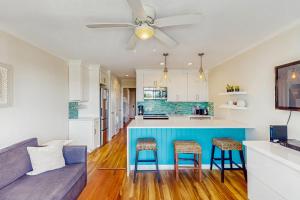 cocina con isla azul en la sala de estar en Sea Cabin 227-B, en Isle of Palms