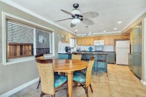 Dapur atau dapur kecil di Three Bedroom Condo with Bay Views in San Diego