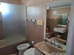 La Porteñaにあるun descanso en veraの洗面台、トイレ、鏡のあるバスルーム