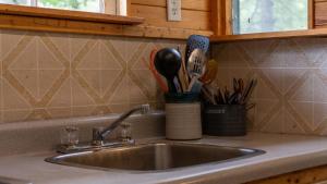 Φωτογραφία από το άλμπουμ του 2-Bedroom Cottage #4 - Monterey Pine σε Gravenhurst