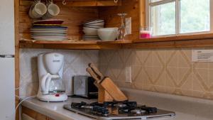 Η κουζίνα ή μικρή κουζίνα στο 2-Bedroom Cottage #4 - Monterey Pine