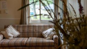 Χώρος καθιστικού στο 2-Bedroom Cottage #4 - Monterey Pine