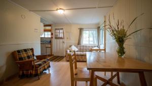 Χώρος καθιστικού στο 2-Bedroom Cottage #4 - Monterey Pine