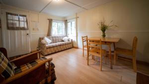 Χώρος καθιστικού στο 2-Bedroom Cottage #4 - Monterey Pine +8 φωτογραφίες