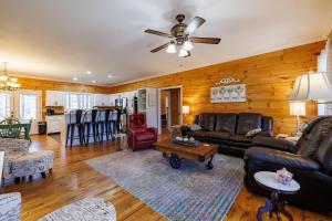 Il comprend un salon doté d'un mobilier en cuir et d'un ventilateur de plafond. dans l'établissement Bird House - Hot Tub, Large Yard, Horses Nearby, à Mentone