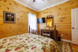 - une chambre avec des murs en bois, un lit et une fenêtre dans l'établissement Bird House - Hot Tub, Large Yard, Horses Nearby, à Mentone