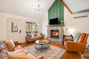 Χώρος καθιστικού στο Maggie Valley Mountain Escape with Fire Pit and Deck