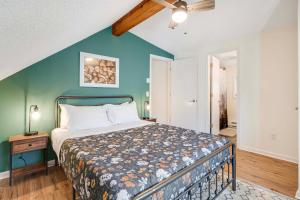 Ένα ή περισσότερα κρεβάτια σε δωμάτιο στο Maggie Valley Mountain Escape with Fire Pit and Deck