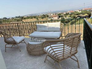 查韦斯Bem estar 2的阳台配有沙发和两把椅子