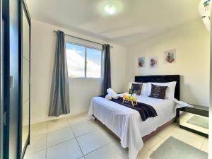 a bedroom with a bed and a large window at Apartamento com VISTA MAR, Ar-condicionado, Wi-Fi Condomínio com PISCINA, quadra de esportes Playground infantil a 15 minutos do Beto Carreiro in Piçarras