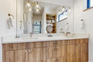 Un baño con dos lavabos y un espejo grande. en Traverse 1462, en Steamboat Springs 20 fotos más