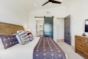 Un dormitorio con una cama grande y una cómoda. en Traverse 1462, en Steamboat Springs