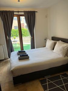 a bedroom with a large bed with a window at Guest house Time to Escape in Meise