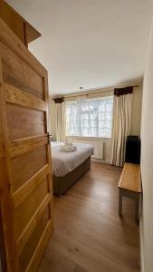 Ένα ή περισσότερα κρεβάτια σε δωμάτιο στο Flat w garden on Pitshanger Lane