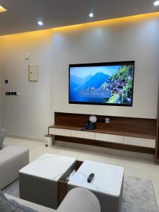 タブークにあるAswar Plusのリビングルーム(壁掛け式薄型テレビ付)