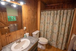 Koupelna v ubytování Secluded & Charming 3 Bed Cabin, Dogs OK, 20 mins to W Jefferson + 19 fotografií