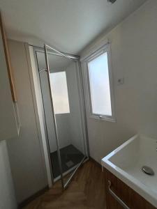 ein Badezimmer mit Dusche und Waschbecken in der Unterkunft Camping bois Dormant, 4 étoiles 85 st jean de mont in Saint-Jean-de-Monts