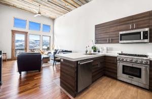 eine Küche mit Spüle und Herd in der Unterkunft Luxury Townhome with Stunning Ogden Valley Views in Wolf Lodge Condominium