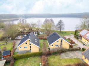 an aerial view of houses and a lake at Ferienhaus in ruhiger Lage in Granzow