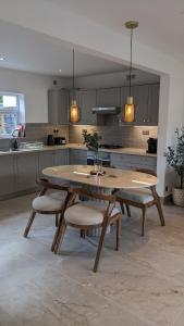 Η κουζίνα ή μικρή κουζίνα στο Charming house 25 mins to Paddington