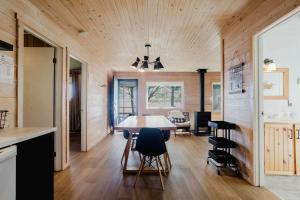 eine Küche und ein Esszimmer mit Tisch und Stühlen in der Unterkunft Georgian Bay Rockwood 3-bdrm Waterfront Cottage #2 in Dillon + 10 Fotos