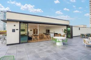 un edificio con un patio con mesas y sillas en Cozy 1BR Downtown Birmingham, en Birmingham