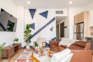 una sala de estar con un sofá y una mesa en Cozy 1BR Downtown Birmingham, en Birmingham