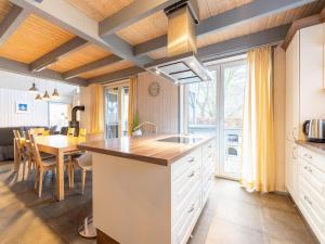 Kuchyň nebo kuchyňský kout v ubytování Familienferienhaus in Mirow