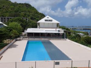 an overhead view of a swimming pool on top of a building at "Pélican" duplex avec piscine commune dans résidence in Marigot