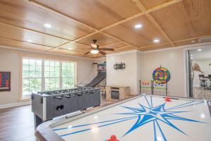 Herní místnost v ubytování West Jefferson 3Bd- Hot Tub, Dogs Welcome, Fire Pit & More