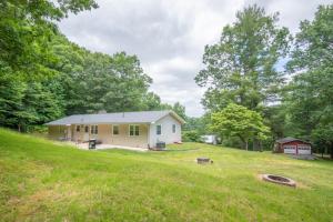 Zahrada ubytování West Jefferson 3Bd- Hot Tub, Dogs Welcome, Fire Pit & More