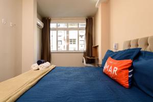 a bedroom with a blue bed with towels on it at 2 Quartos em Copacabana c/ Vista-Mar | PJ 135/808 in Rio de Janeiro