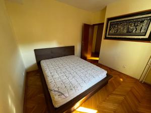 Ένα ή περισσότερα κρεβάτια σε δωμάτιο στο Bela Apartment
