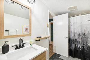 Ένα μπάνιο στο Maggie Valley Mountain Escape with Fire Pit and Deck +23 φωτογραφίες