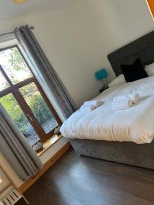 Postel nebo postele na pokoji v ubytování Covenham Holiday Cottages - Squirrel Cottage