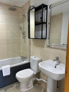 Koupelna v ubytování Covenham Holiday Cottages - Squirrel Cottage + 1 fotografie