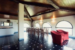 ドルチェアックアにあるTerre Bianche Appartamentiのテーブルと椅子が備わる広い客室です。