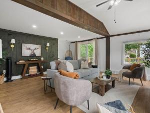 Χώρος καθιστικού στο 2BR Lakeside Oasis with BBQ and Pool
