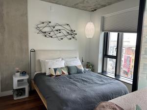 Un dormitorio con una cama grande y una ventana grande. en Serif, en San Francisco