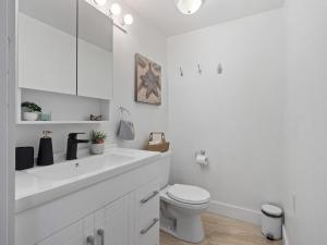 Ένα μπάνιο στο 2BR Lakeside Oasis with BBQ and Pool +32 φωτογραφίες