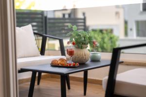 フンタナにあるMediterranee Residenceのワインと食器を一杯付けたテーブル +10枚の写真