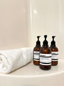 チャールストンにあるCharming Chic Charleston & DI Loft Getawayの石鹸3本とトイレットペーパー1ロール +19枚の写真