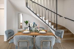 フンタナにあるMediterranee Residenceの木製のテーブルと青い椅子のあるダイニングルーム