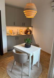 Una cocina o cocineta en Apartman 7