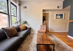 Χώρος καθιστικού στο Ukrainian Village 2BR Modern Apartment D1