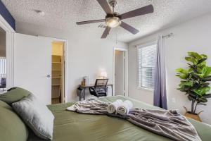Un dormitorio con una cama con ventilador de techo. en Chic 2B - 2BA Getaway - Cedar Park - North Austin, en Austin 22 fotos más